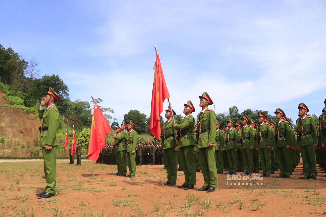 Hang ngay, cac can bo chien si phai tap luyen tu 5-6 tieng ngoai troi. Anh: Van Duc.