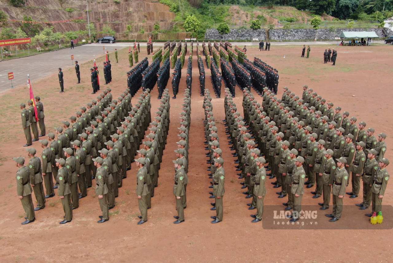 Bon khoi dung tap luyen khong ke ngay nang, mua. Anh: Van Duc