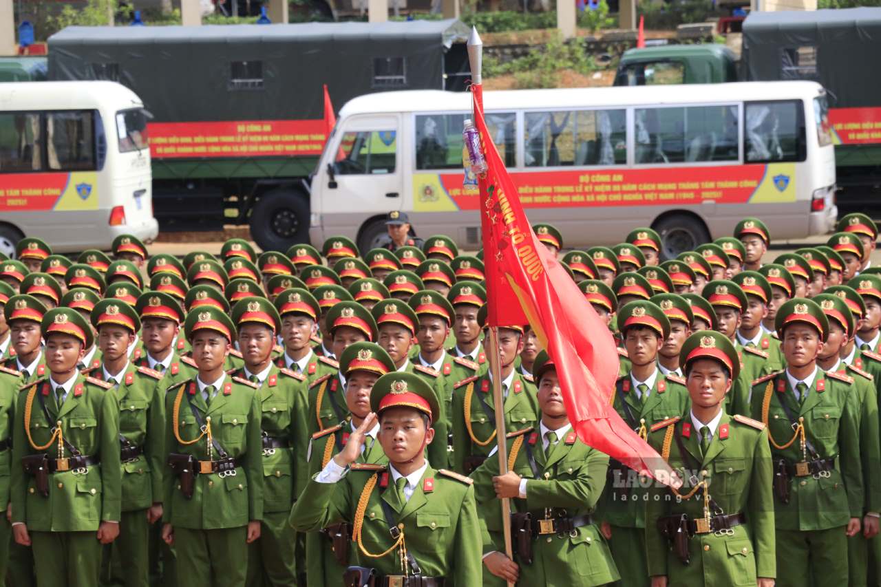 約1 000人の公安幹部、兵士がパレード、パレードの準備のために訓練を行っています。写真:Van Duc.