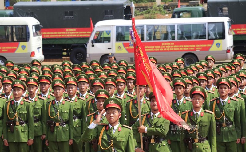 Nearly 1,000 police officers and soldiers practiced to prepare for the parade. Photo: Van Duc.