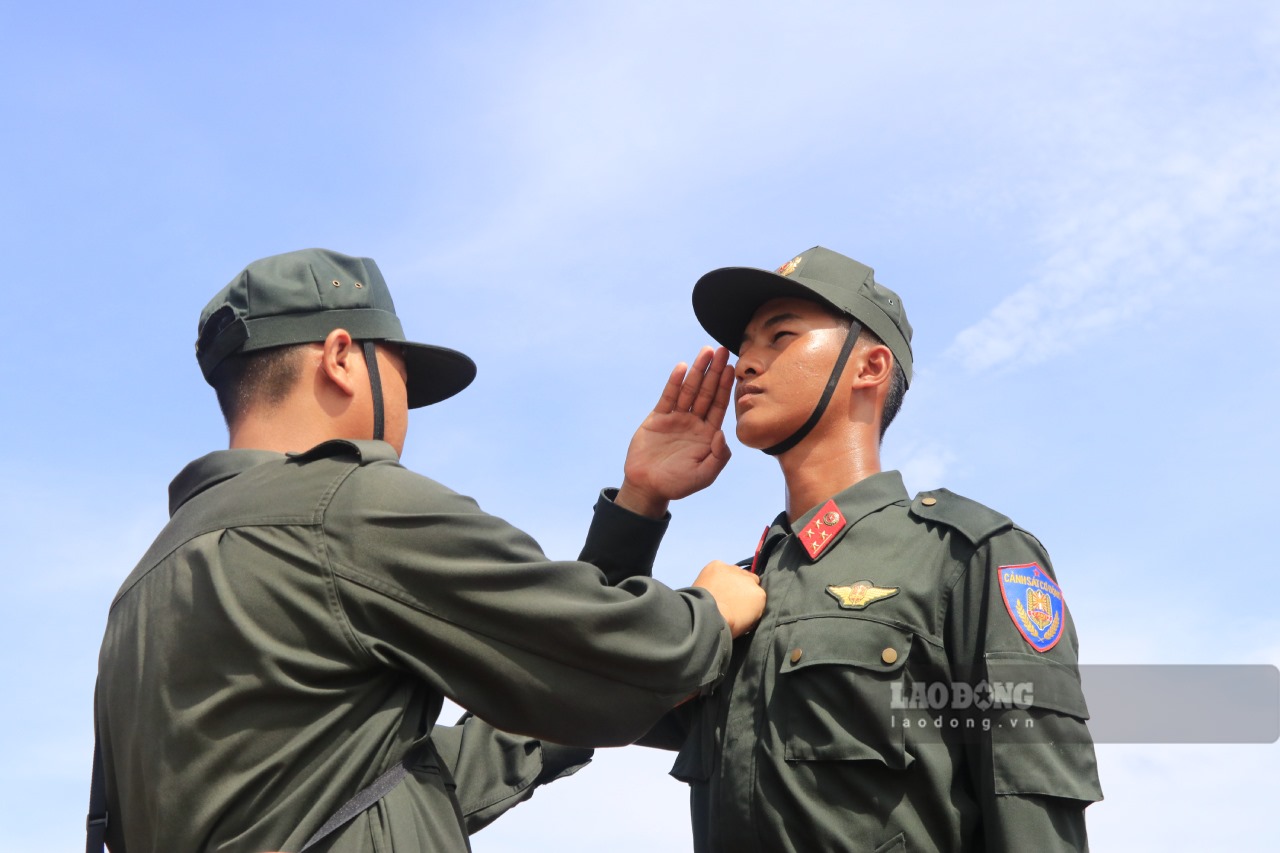 Chinh trang lai quan trang, tu the cho cac chien si trong qua trinh luyen tap. Anh: Van Duc.