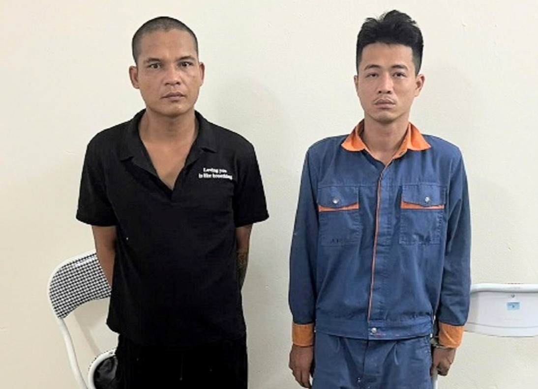 Los sujetos Nguyen Quang Hien y Nguyen Dinh Quyet. Foto: Policia de la ciudad de Hai Phong