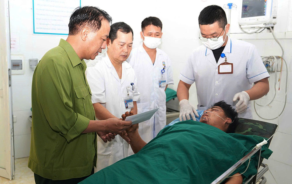 Pham Giang Nam-ディエンビエン保健局のディレクター - は、被害者を直接訪問し、治療を指示しました。写真：ディエン・ビエン保健省