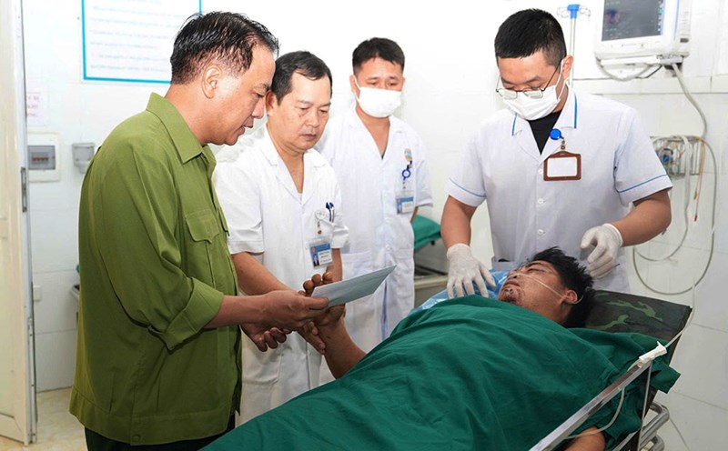 Pham Giang Nam - Director of the Department of Health of Dien Bien province - directly visited the victim and directed treatment. Photo: Dien Bien Department of Health