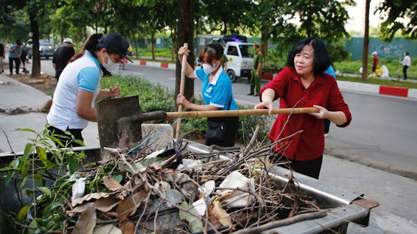 La Secretaria del Comite del Partido de la Ciudad de Hanoi Bui Thi Minh Hoai y la gente de Xuan Dinh participan en la limpieza general del medio ambiente. Foto: Viet Thanh