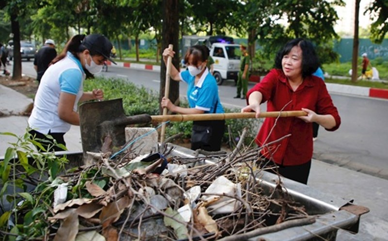 Secretary of the Hanoi Party Committee Bui Thi Minh Hoai and people of Xuan Dinh participated in the general environmental cleaning. Photo: Viet Thanh