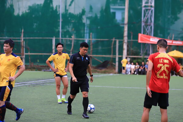 Cam coi tran nay la trong tai Hoang Ngoc Ha - nguoi vua duoc vinh danh “Giai vang trong tai xuat sac cua mua giai” (Coi vang) V-League 2024 - 2025.