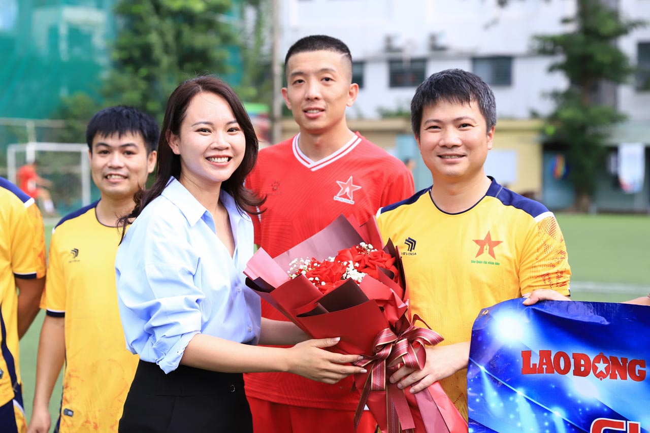 Pho Bi thu Doan Thanh nien Bao Lao Dong Pham Thi Minh Anh tang hoa doi truong doi bong Bao Quan doi Nhan dan - Dai ta Ho Quang Phuong truoc tran.