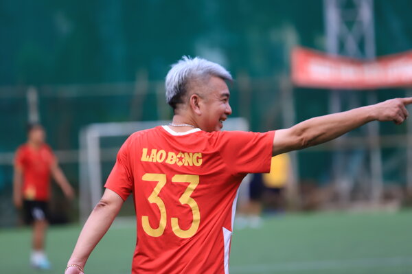 Tinh huong an mung cua tien dao Quang Hieu. Tran nay, lao tuong 51 tuoi vao san thay nguoi roi ghi 3 ban. Chung cuoc doi Lao Dong thang doi Quan doi Nhan dan voi ti so 7 - 1.