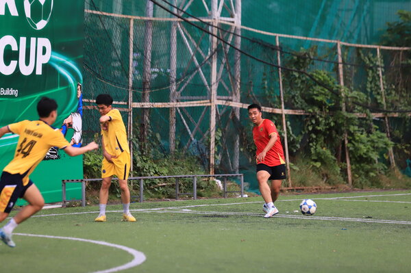 Duc Thien da phat goc cho doi Lao Dong. Tran nay so 24 tiep tuc thi dau nang no, tranh chap khong biet met.
