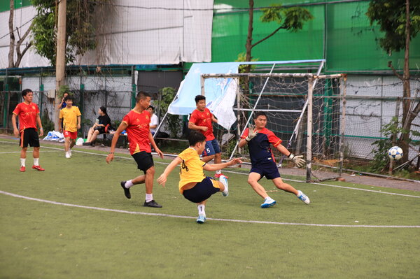 Doi bong Bao Quan doi Nhan dan ep san suot hiep 1 nhung khong the ghi ban truoc su xuat sac cua thu mon Van Duc. Thu thanh nguoi Lao Cai gianh “Gang tay vang” trong hai giai lien tiep gan day anh du trong mau ao Lao Dong.