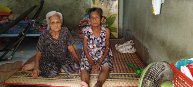 흐엉 여사는 중병에 걸렸고 건강이 쇠약해졌으며 늙은 어머니와 함께 어려운 환경에서 힘겹게 살고 있습니다. 사진: 호앙록