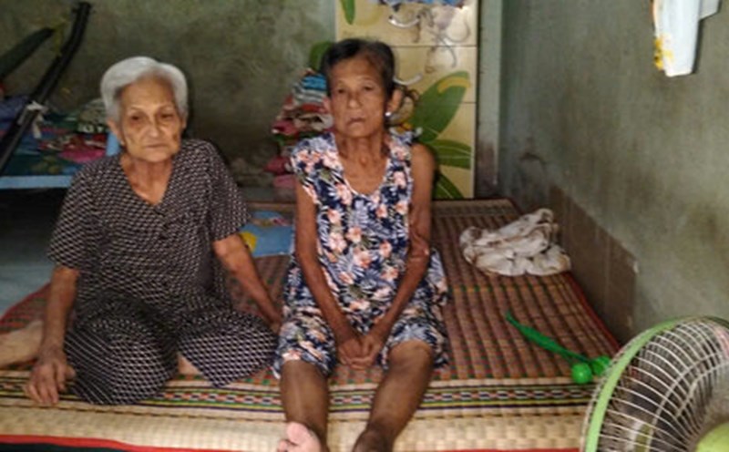 Mrs. Huong is seriously ill, her health is exhausted, and she and her elderly mother are living in difficult circumstances. Photo: Hoang Loc