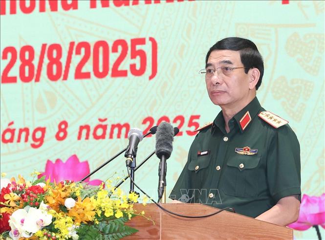 Dai tuong Phan Van Giang, Uy vien Bo Chinh tri, Pho Bi thu Quan uy Trung uong, Bo truong Bo Quoc phong phat bieu. Anh: Thong Nhat/TTXVN