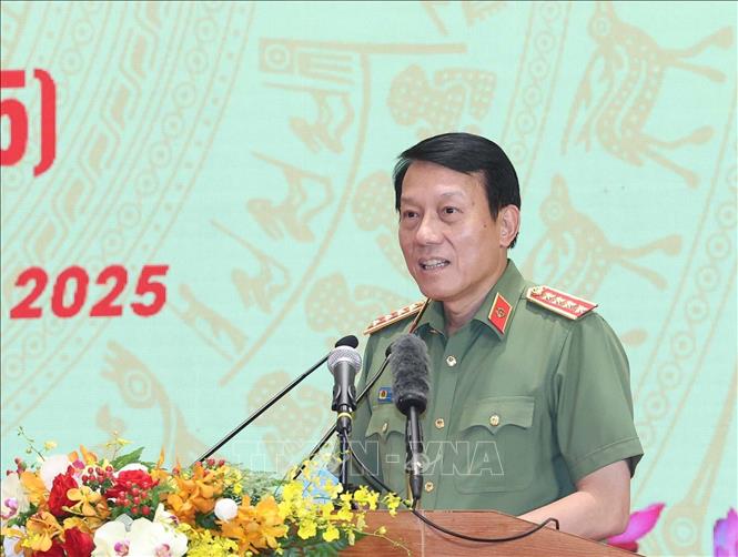 Dai tuong Luong Tam Quang, Uy vien Bo Chinh tri, Bi thu Dang uy Cong an Trung uong, Bo truong Bo Cong an phat bieu. Anh: Thong Nhat/TTXVN