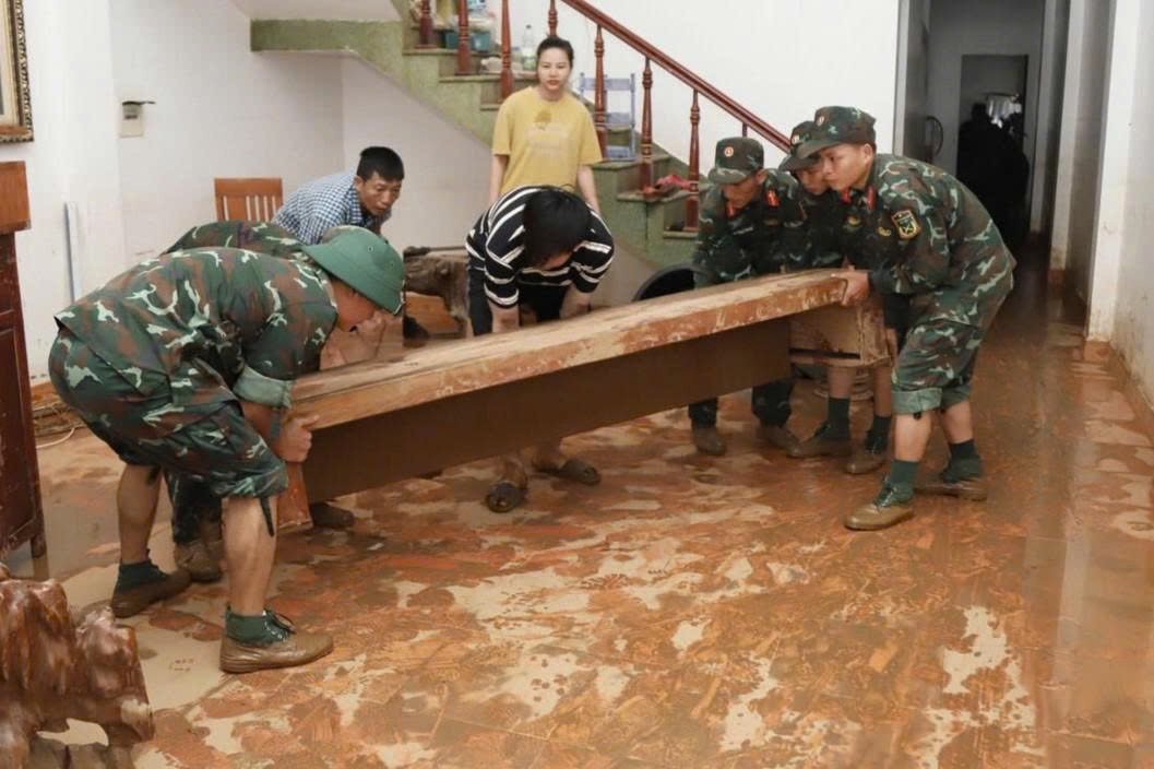 Luc luong chuc nang giup nguoi dan don dep bun dat, ke lai do dac trong nha. Anh: Truong Son