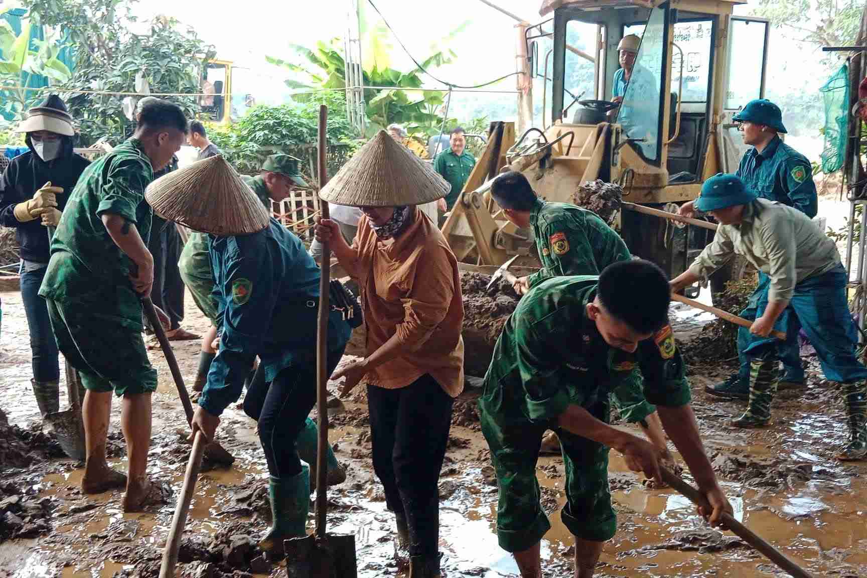 Son La省の機能部隊は、洪水による被害の復旧を住民に迅速に支援しています。写真:Truong Son