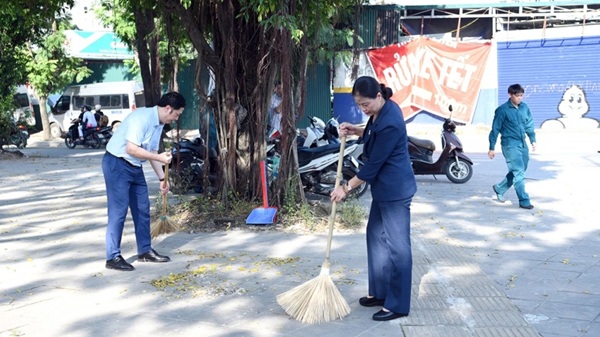 Tong ve sinh moi truong tai phuong Cau Giay, Ha Noi. Anh: Hoang Lam