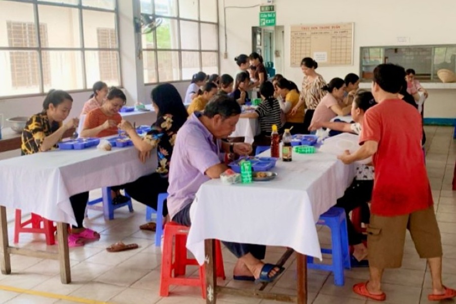 Hy Vong Co. Ltd.에서 노동조합 점심 식사에 참여하는 조합원의 모습. 사진: CDCS