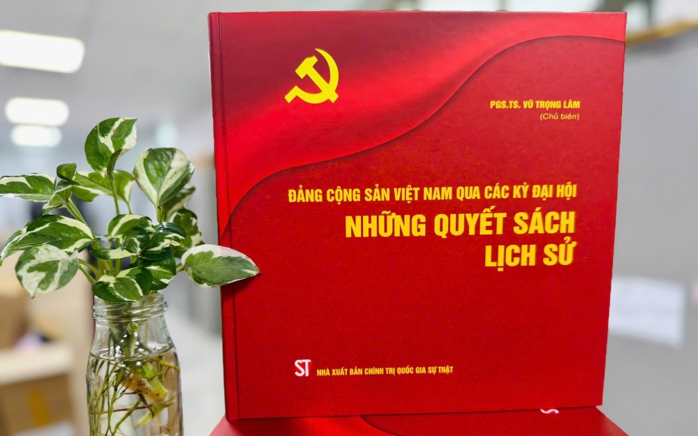 El libro 'Partido Comunista de Vietnam a traves de los Congresos - Decisiones historicas' esta escrito por el profesor asociado y doctor Vu Trong Lam. Foto: Tran Vuong