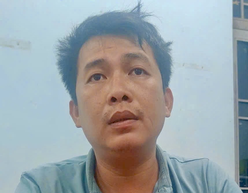 호치민시와 Vinh Long 지방에서 며칠 동안 숨어 지낸 후 Loi 용의자는 Vinh Long 지방 경찰에 자수하여 자신이 절도 사건을 저지른 사람이라고 밝혔습니다. 사진: 경찰 제공