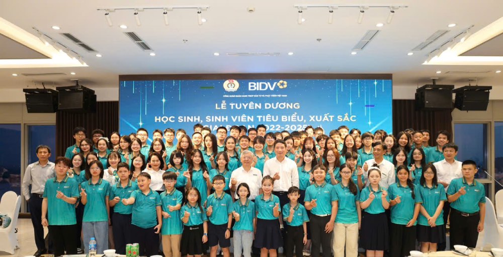 BIDV 노동조합은 우수 학생 노동자를 표창합니다. 사진: BIDV 노동조합