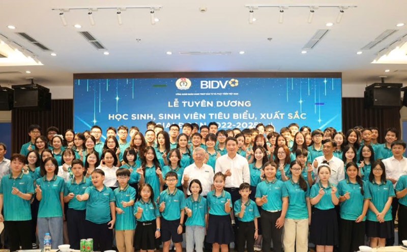BIDV Trade Union honors outstanding students who are workers. Photo: BIDV Trade Union