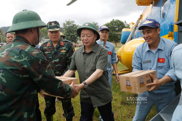 Deputy Prime Minister Tran Hong Ha directly transported relief goods in Dien Bien. Photo: Quang Dat