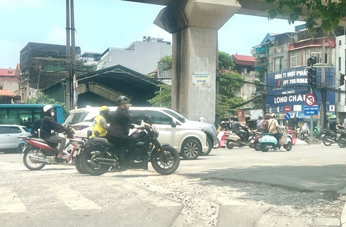 Mặt đường hoàn trả cẩu thả sau thi công, tiềm ẩn nguy cơ tai nạn giao thông. Ảnh: Minh Hạnh chụp tại Hoàng Cầu