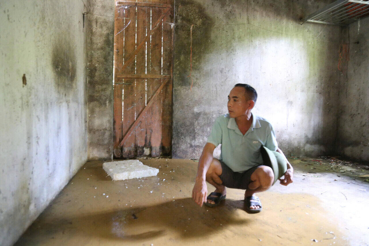 Ngoi nha cua gia dinh ong Nguyen Van Cuong, xom Bai Khoai, xa Dung Tien bi hu hong, khong the tiep tuc sinh song do sat lo dat. Anh: Binh Khang