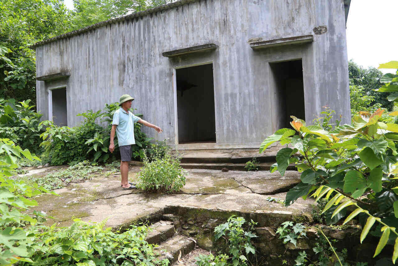 Ngoi nha bo hoang sau gan 1 nam xay ra sat lo dat tai xom Bai Khoai. Anh: Binh Khang