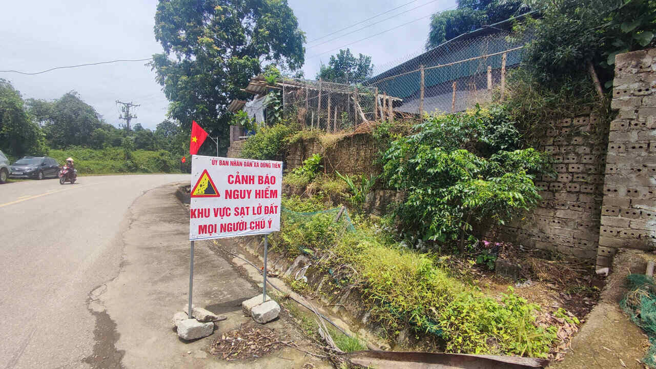 Bien canh bao nguy hiem khu vuc sat lo dat tai xom Bai Khoai, xa Dung Tien. Anh: Dang Tinh