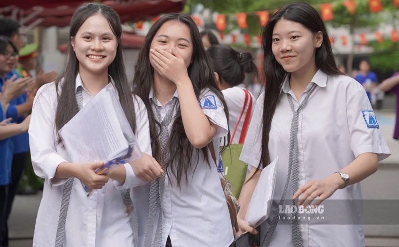 Many parents and students are interested in the tuition fees of universities. Photo: Vu Linh