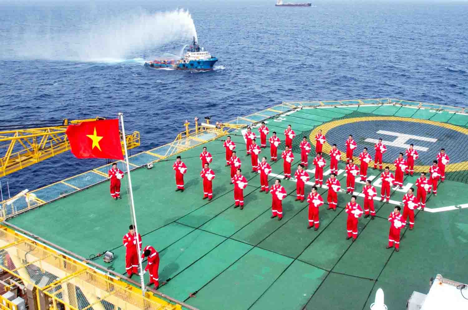 페트로베트남 전역의 각급 당 대회는 그룹이 국가와 함께 도약하려는 열망을 불러일으켰습니다. 사진: 페트로베트남 간부 간부 직원 노동자들이 국기에 경례하는 의식을 수행하고 있습니다. 사진: 만쭝.