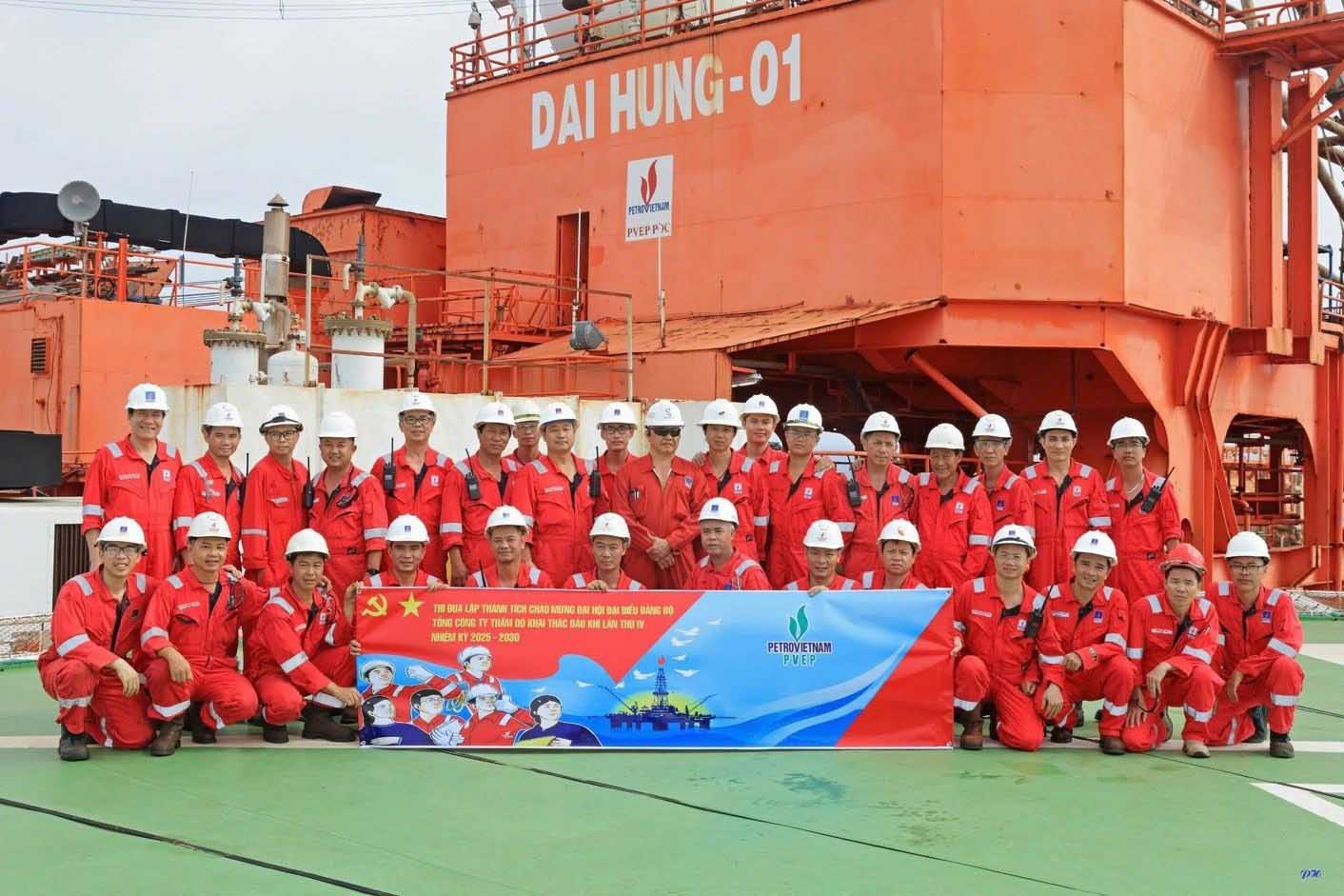 Nguoi lao dong Petrovietnam thi dua lap thanh tich chao mung Dai hoi Dang bo cac cap tren cac cong trinh trong diem. Anh: Manh Chung.