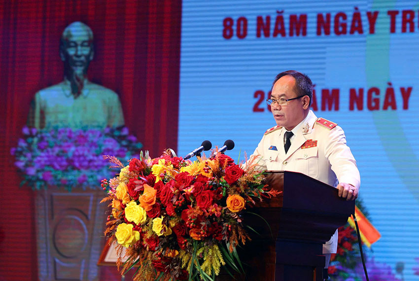Lieutenant General Nguyen Thanh Tung - Director of Hanoi Police - was awarded the Second Class Military Exploit Order. Photo: P. Kien