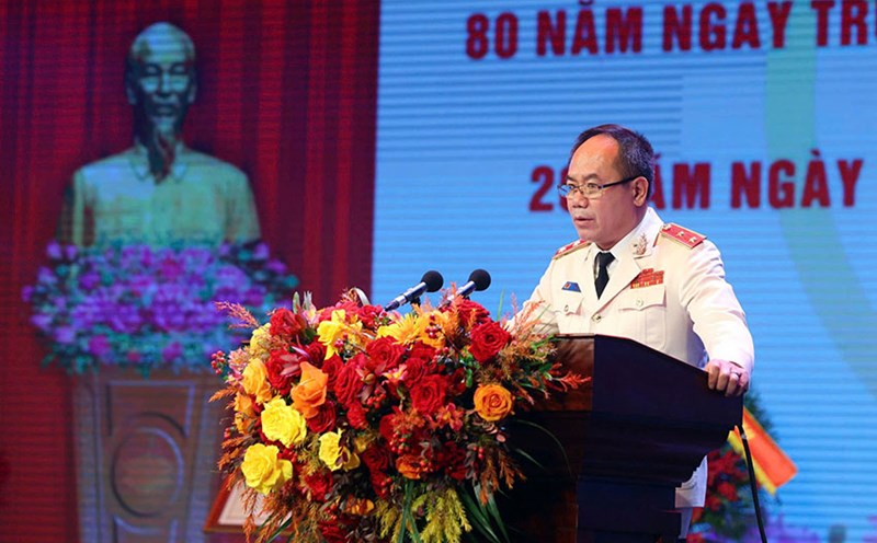 Lieutenant General Nguyen Thanh Tung - Director of Hanoi Police - was awarded the Second Class Military Exploit Order. Photo: P. Kien