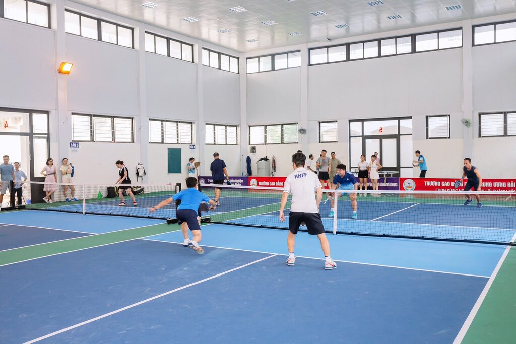 하이즈엉 중앙 약학 전문대학(하이퐁시)은 피클볼 스포츠 교류 프로그램을 조직합니다. 사진: 하이즈엉 중앙 약학 전문대학