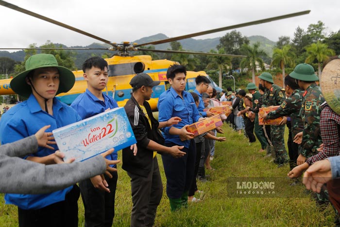 ディエンビエン省ナソン村の住民が航空機から救援物資を輸送。写真:クアン・ダット