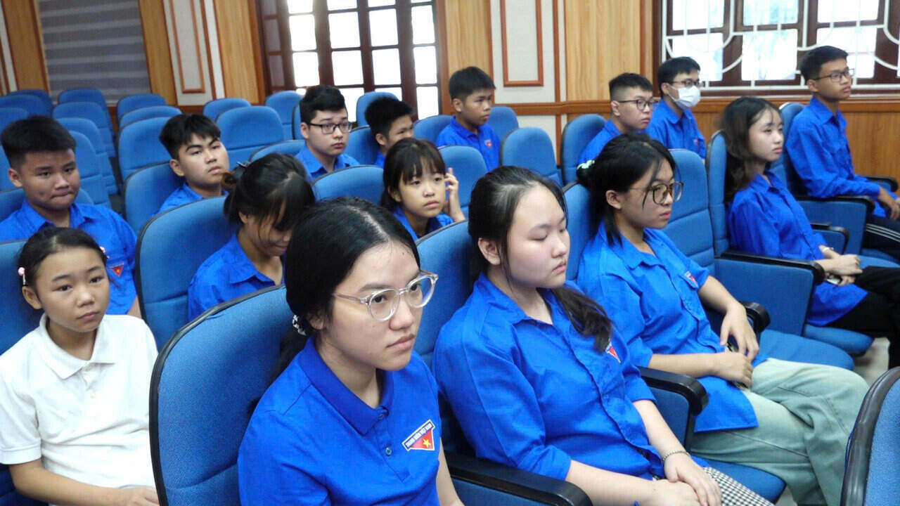 Los miembros de la Union de Jovenes de la ciudad de Hai Phong escuchan atentamente el contenido de la propaganda sobre el fraude de alta tecnologia y la prevencion de drogas. Foto: Mai Huong