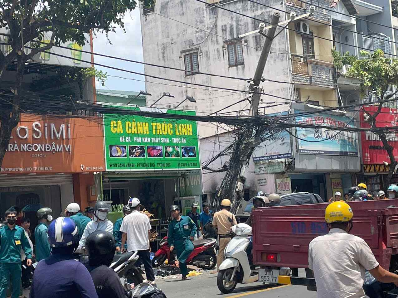 Xe oto tong tru dien roi va cham voi xe may khien 2 nguoi nhap vien. Anh: Dong Hoang