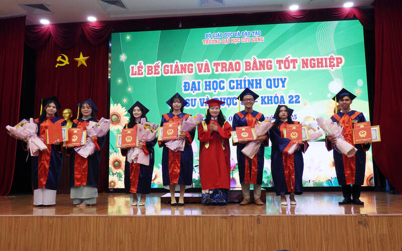 Ceremonia de graduacion de la universidad regular en la Universidad Cuu Long. Foto: Hoang Loc