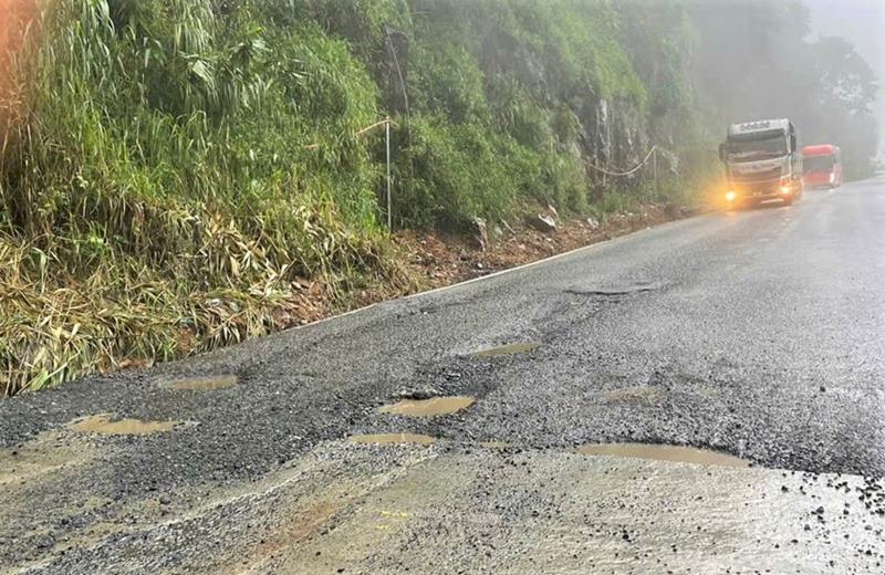Nhieu “o trau” xuat hien giua mat duong tai km 104 +300 tren deo Bao Loc tiem an nguy co cao xay ra tai nan giao thong. Anh: Lam Hong
