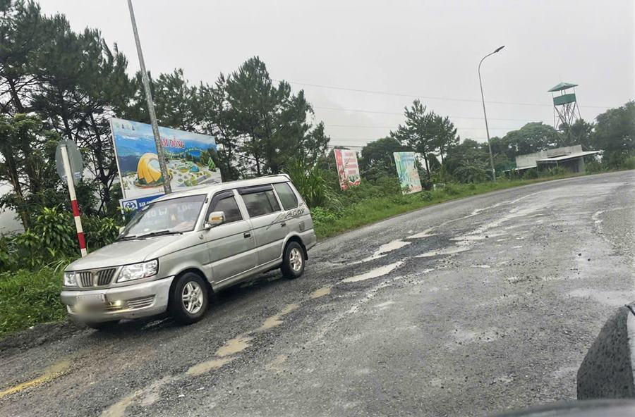 Doan qua km 106 nam ngay dinh deo Bao Loc mat duong bi bong troc va day dac “o ga“. Anh: Lam Hong