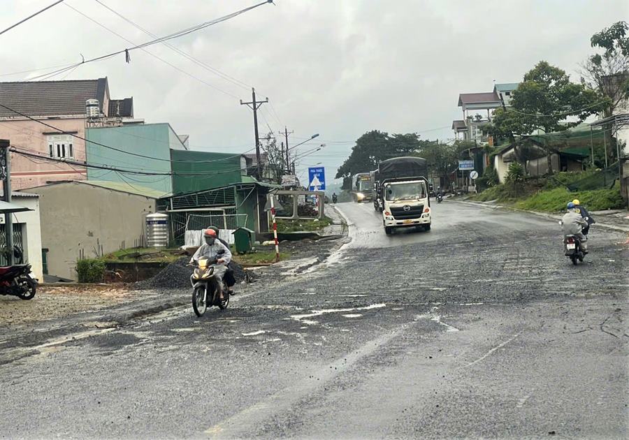 Doan qua cong B'Lao Sre tren Quoc lo 20, nam cach deo Bao Loc khoang 1 km bi hu hong nghiem trong. Anh: Lam Hong