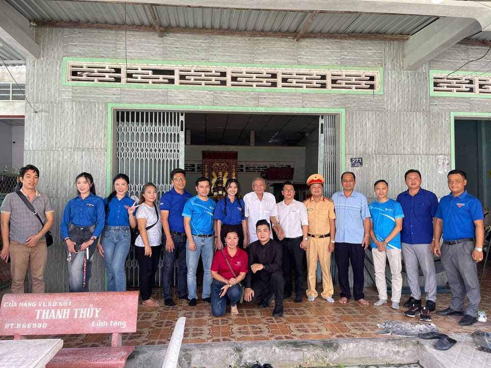 Người đẹp cùng ban tổ chức đến thăm hỏi người dân và học sinh có hoàn cảnh khó khăn tại thành phố Cần Thơ. Ảnh: Nhân vật cung cấp