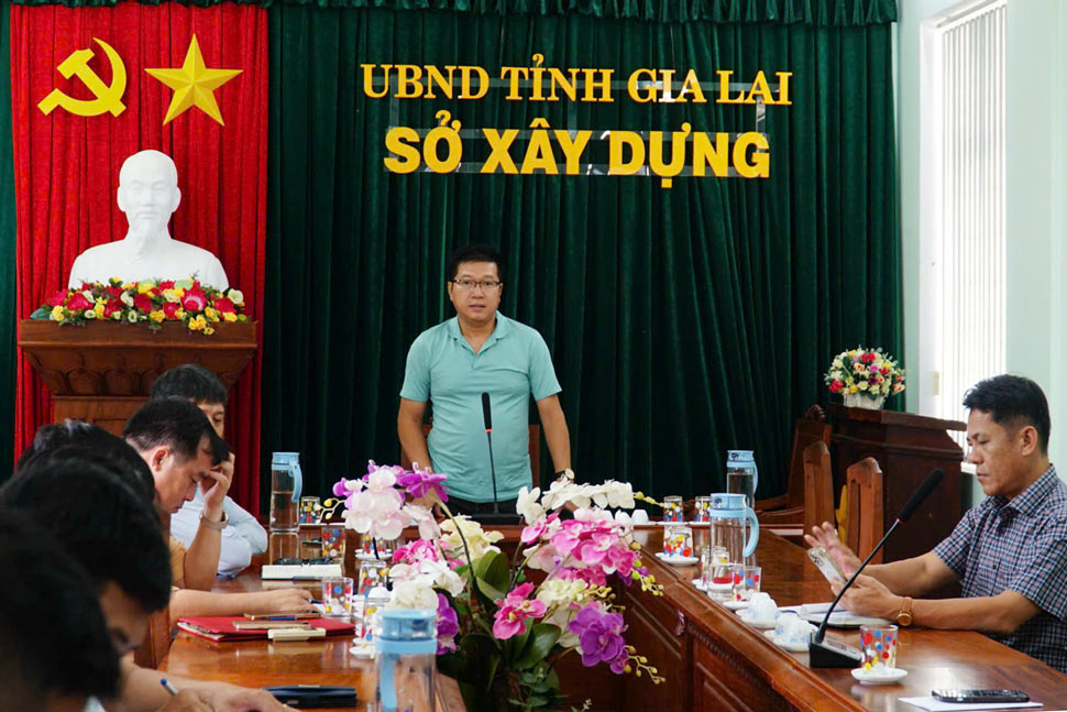 Giam doc So Xay dung tinh Gia Lai Nguyen Truong Son yeu cau tam dung hoat dong xe dien du lich. Anh: Hoai Phuong