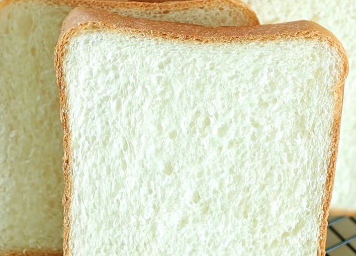 White bread should not be included in the diet if you want to reduce belly fat. Photo: Kieu Vu