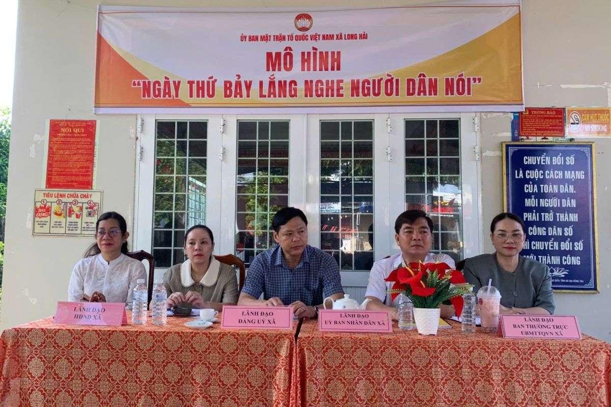Lideres de la comuna de Long Hai asisten al programa 'Septiembre escuchando a la gente hablar'. Foto: Nguyen Tuyen