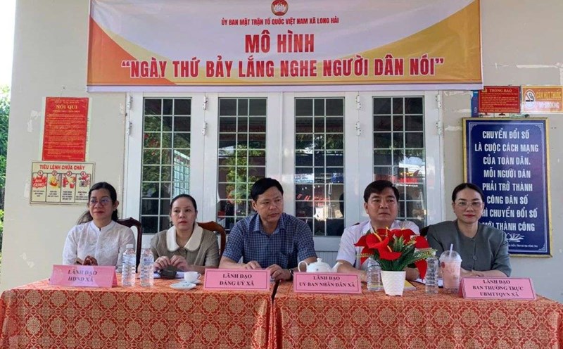 Long Hai commune leaders attended the program "Saturday listen to people". Photo: Nguyen Tuyen
